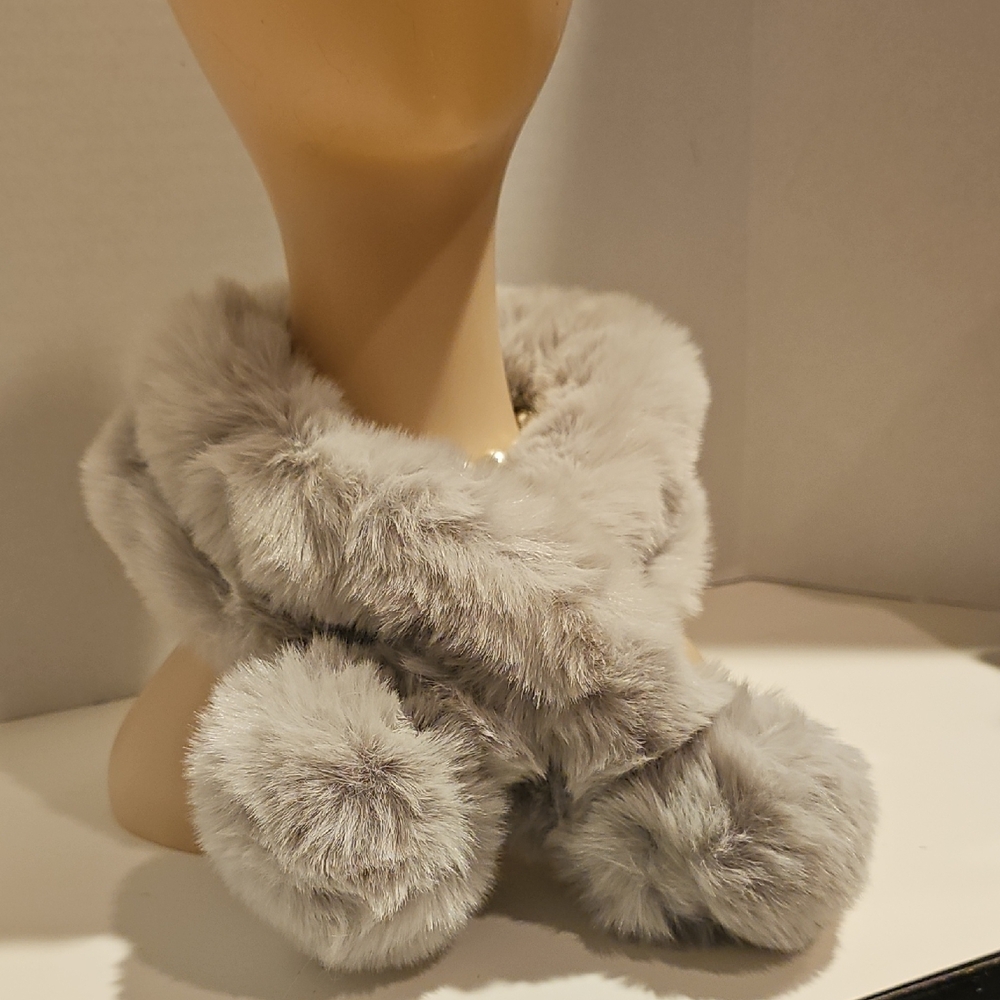 Luxurious Warm Winter Faux Fur Neck Scarf Wrap Collar Pom Poms Style Tips NWT